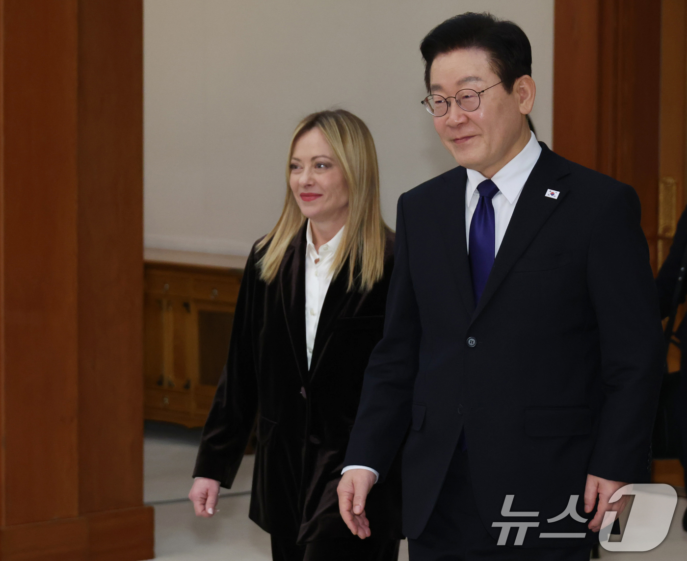 (서울=뉴스1) 이재명 기자 = 이재명 대통령과 조르자 멜로니 이탈리아 총리가 19일 청와대에서 열린 공식 오찬에 입장하고 있다. 2026.1.19/뉴스1