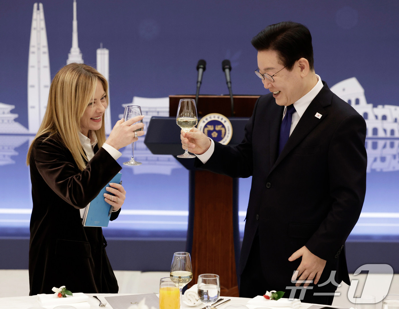 (서울=뉴스1) 이재명 기자 = 이재명 대통령과 조르자 멜로니 이탈리아 총리가 19일 청와대에서 열린 공식 오찬에서 건배하고 있다. 2026.1.19/뉴스1