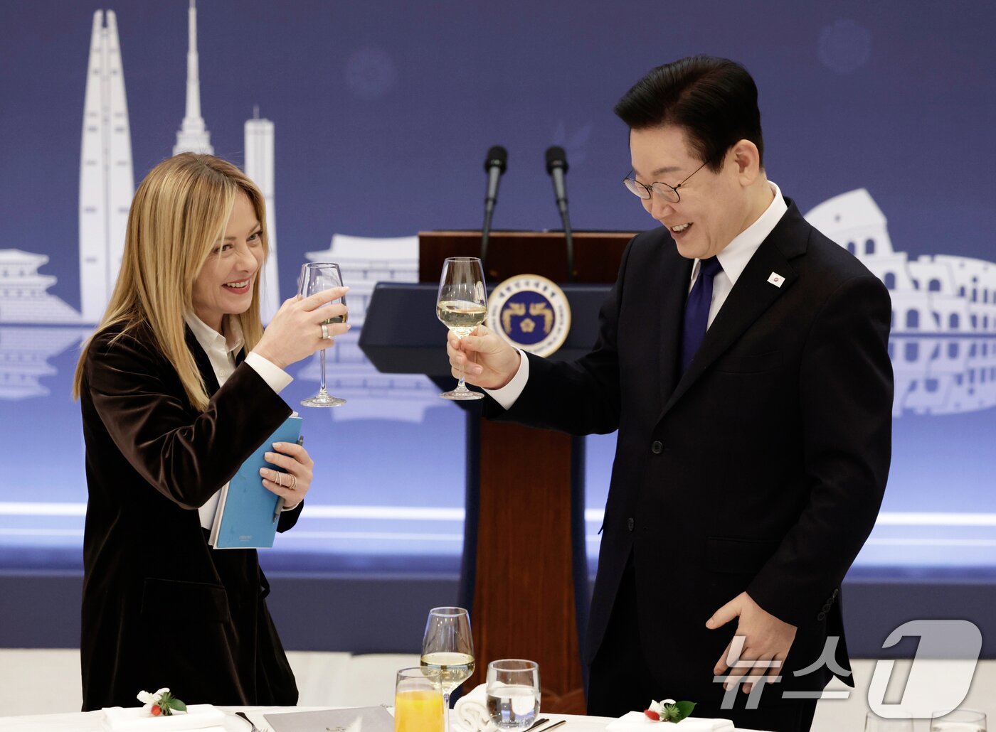 본문 이미지 - 이재명 대통령과 조르자 멜로니 이탈리아 총리가 19일 청와대에서 열린 공식 오찬에서 건배하고 있다. 2026.1.19/뉴스1 ⓒ News1 이재명 기자