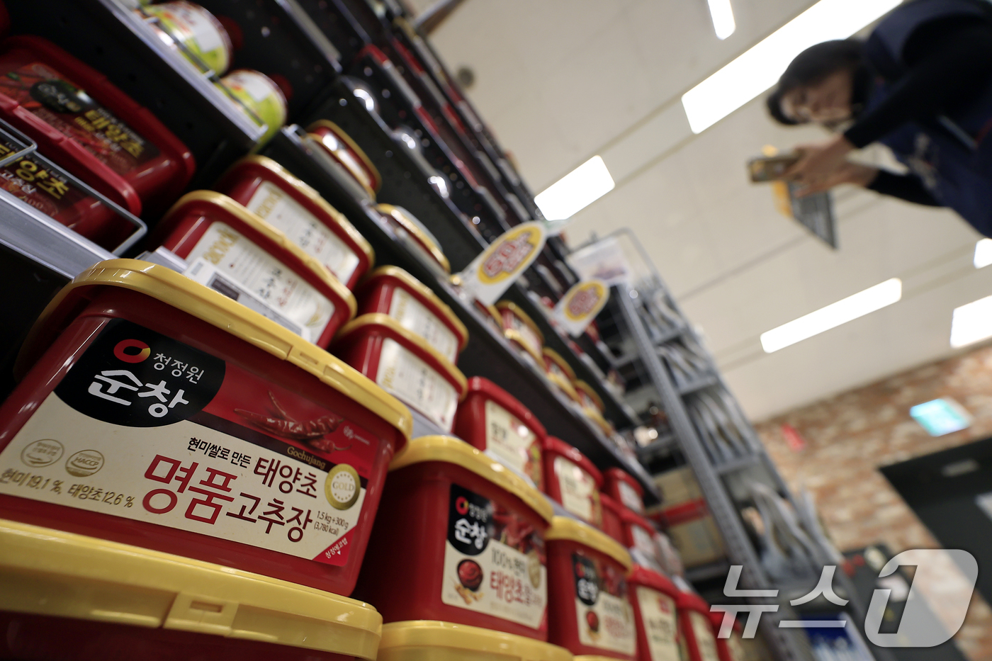 (서울=뉴스1) 박정호 기자 = 19일 서울 시내의 한 대형마트에서 직원이 진열된 고추장 재고를 확인하고 있다.한국소비자단체협의회 물가감시센터는 이날 2025년 4분기 생활필수품 …