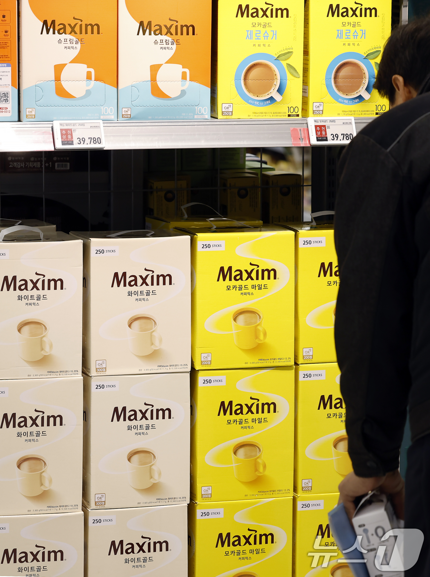 (서울=뉴스1) 박정호 기자 = 19일 서울 시내의 한 대형마트를 찾은 고객들이 장을 보고 있다.한국소비자단체협의회 물가감시센터는 이날 2025년 4분기 생활필수품 가격조사 분석 …