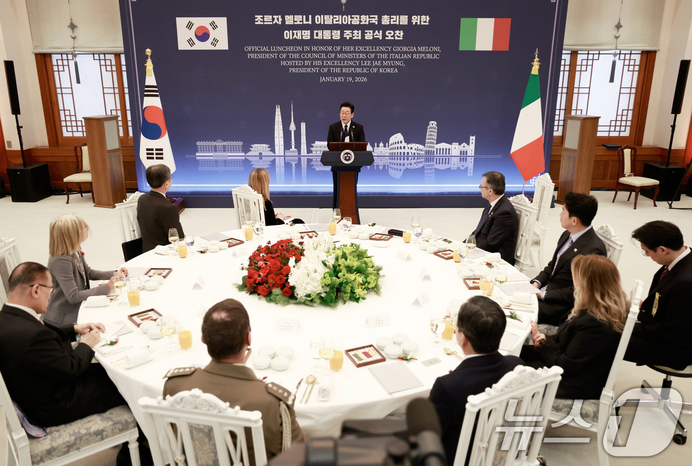(서울=뉴스1) 이재명 기자 = 이재명 대통령이 19일 청와대에서 열린 조르자 멜로니 이탈리아 총리 공식 오찬에서 환영사를 하고 있다. 2026.1.19/뉴스1