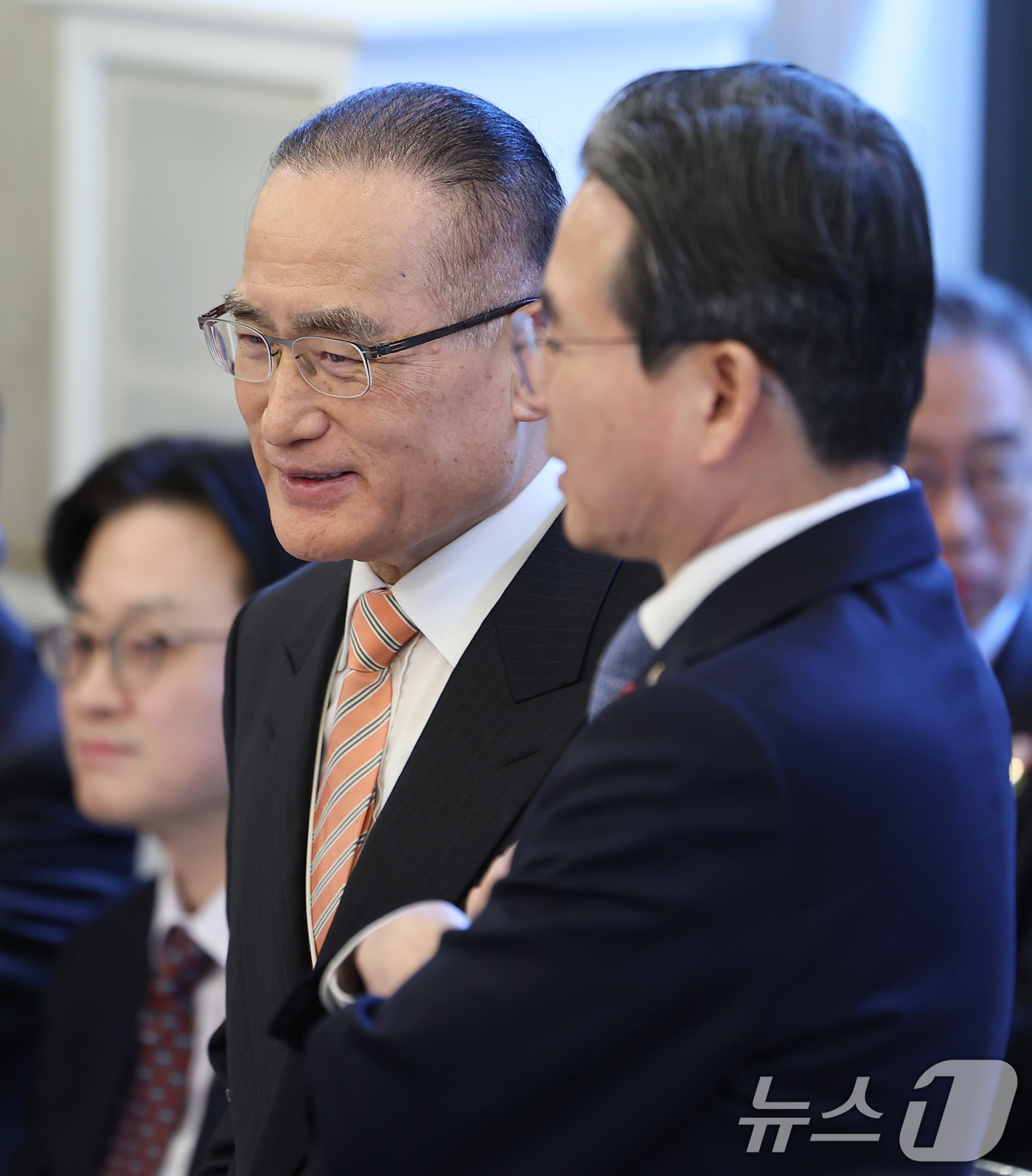 (서울=뉴스1) 이재명 기자 = 위성락 국가안보실장과 김용범 정책실장이 19일 청와대에서 열린 조르자 멜로니 이탈리아 총리 공식 오찬에서 대화하고 있다. 2026.1.19/뉴스1