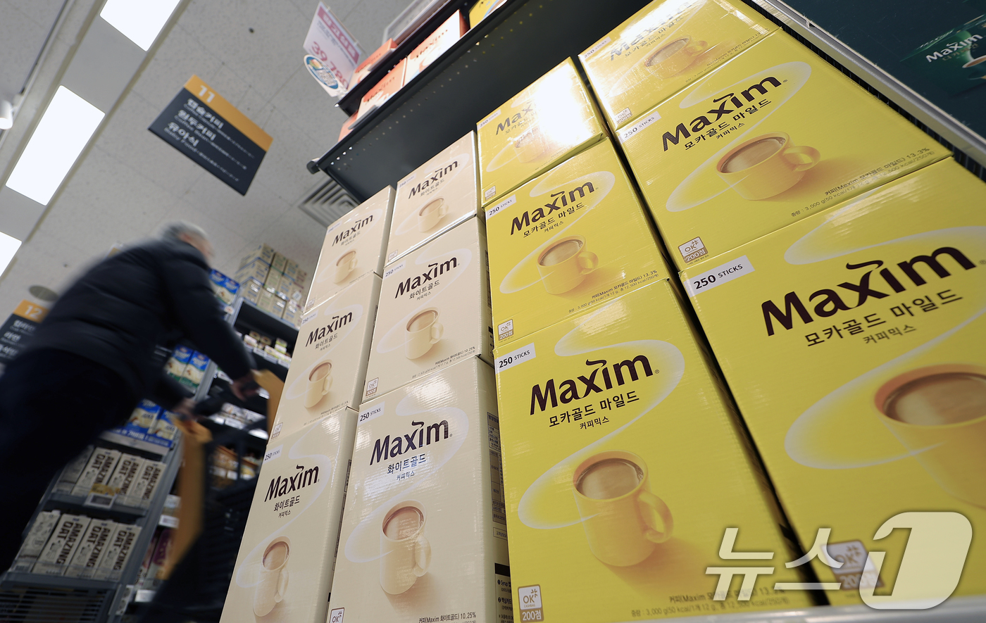 (서울=뉴스1) 박정호 기자 = 19일 서울 시내의 한 대형마트를 찾은 고객들이 장을 보고 있다.한국소비자단체협의회 물가감시센터는 이날 2025년 4분기 생활필수품 가격조사 분석 …