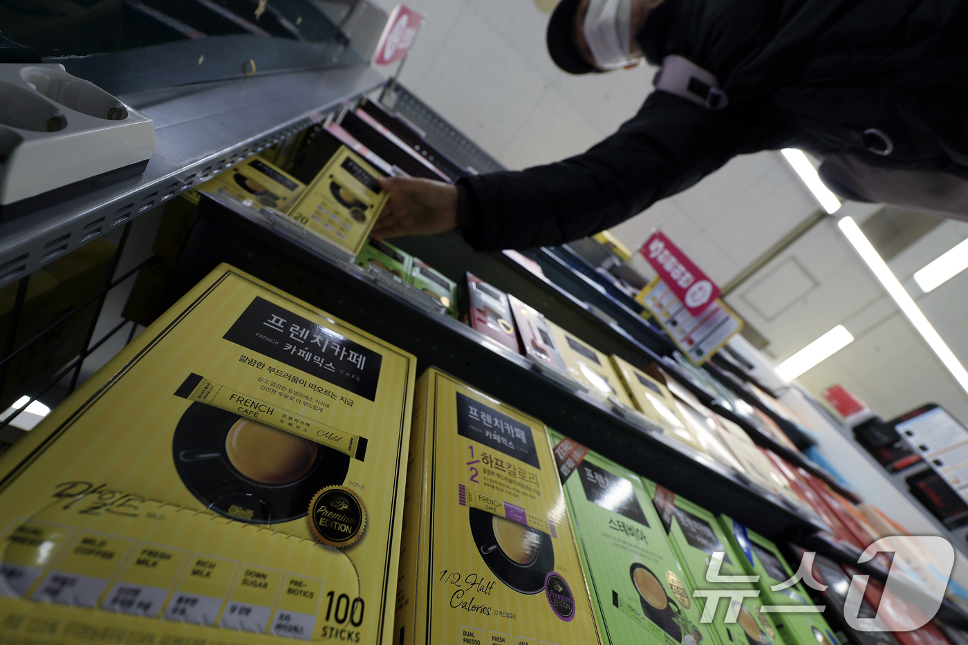 (서울=뉴스1) 박정호 기자 = 19일 서울 시내의 한 대형마트를 찾은 고객들이 장을 보고 있다.한국소비자단체협의회 물가감시센터는 이날 2025년 4분기 생활필수품 가격조사 분석 …