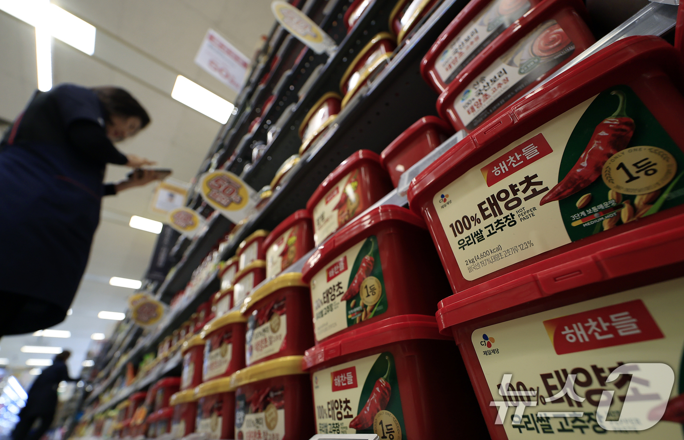 (서울=뉴스1) 박정호 기자 = 19일 서울 시내의 한 대형마트에서 직원이 진열된 고추장 재고를 확인하고 있다.한국소비자단체협의회 물가감시센터는 이날 2025년 4분기 생활필수품 …