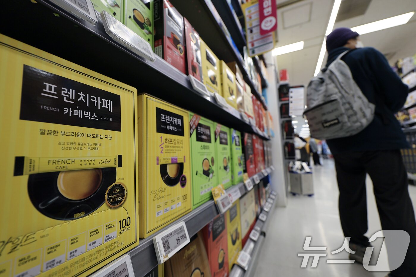 본문 이미지 - 서울 시내 한 대형마트를 찾은 고객들이 장을 보고 있다. /뉴스1 ⓒ News1 박정호 기자