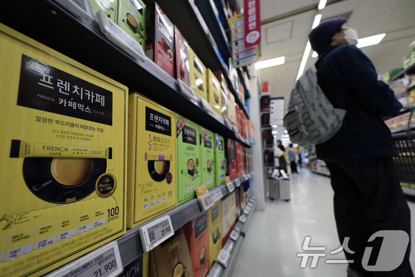 (서울=뉴스1) 박정호 기자 = 19일 서울 시내의 한 대형마트를 찾은 고객들이 장을 보고 있다.한국소비자단체협의회 물가감시센터는 이날 2025년 4분기 생활필수품 가격조사 분석 …