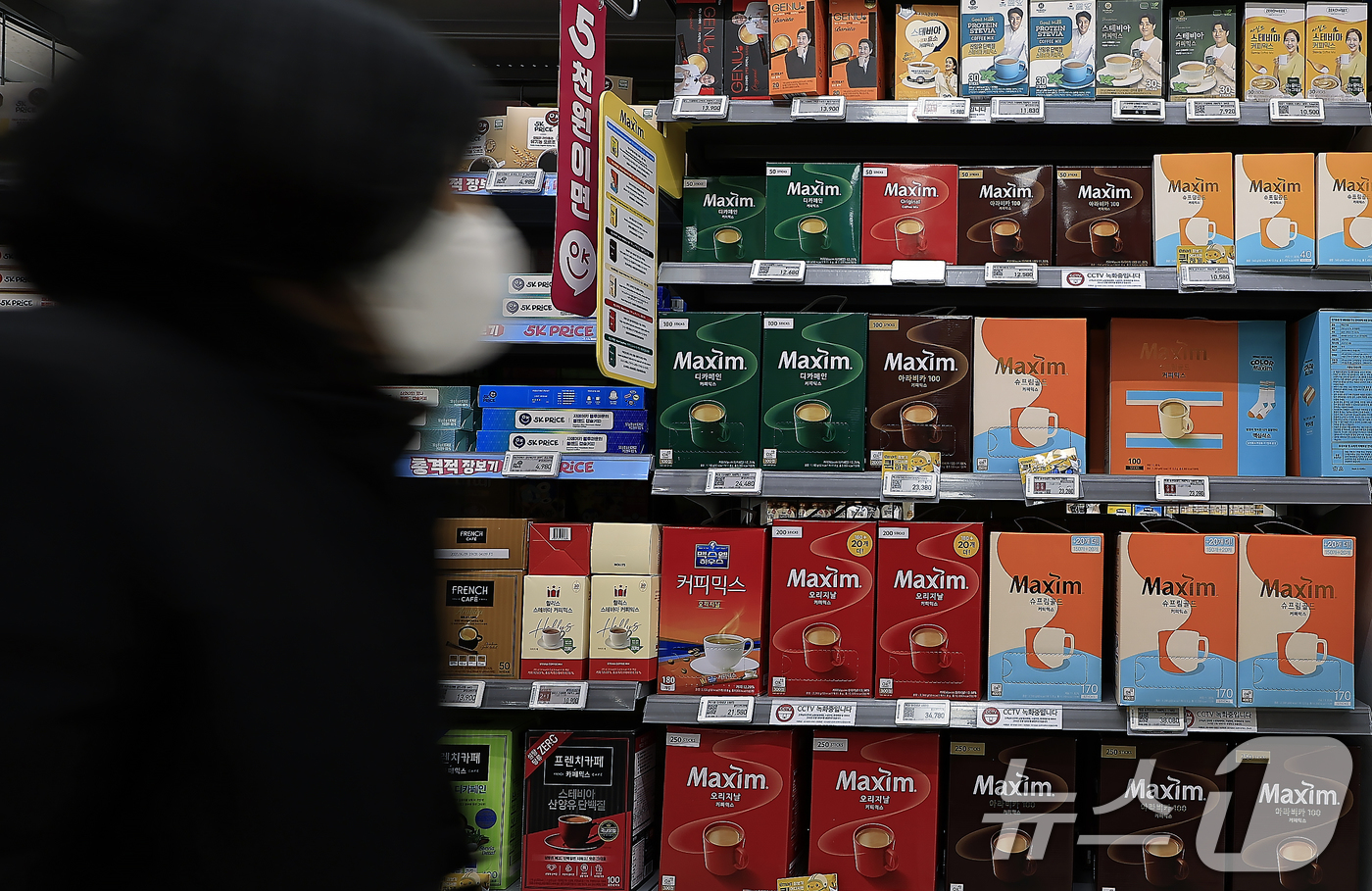 (서울=뉴스1) 박정호 기자 = 19일 서울 시내의 한 대형마트를 찾은 고객들이 장을 보고 있다.한국소비자단체협의회 물가감시센터는 이날 2025년 4분기 생활필수품 가격조사 분석 …