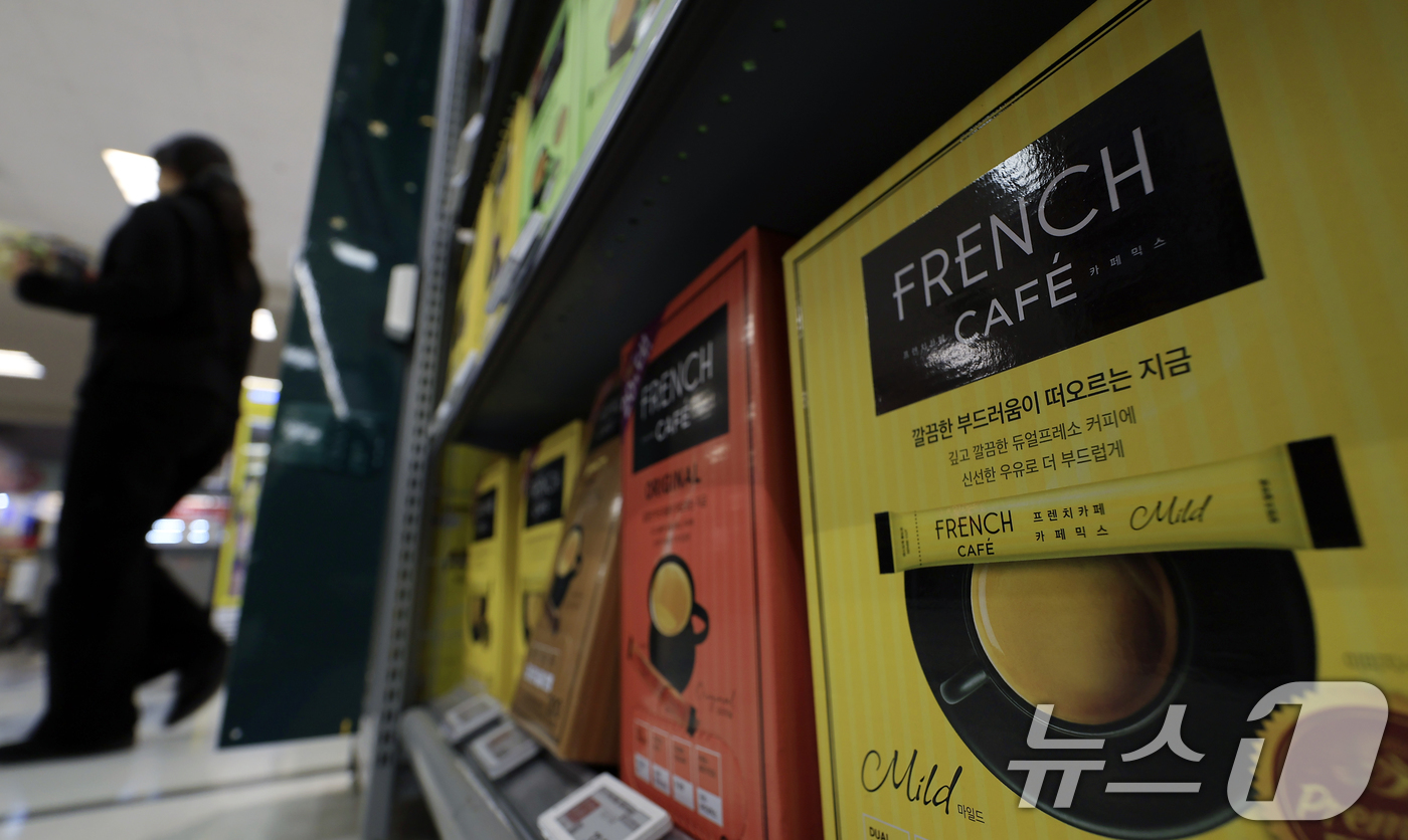 (서울=뉴스1) 박정호 기자 = 19일 서울 시내의 한 대형마트를 찾은 고객들이 장을 보고 있다.한국소비자단체협의회 물가감시센터는 이날 2025년 4분기 생활필수품 가격조사 분석 …