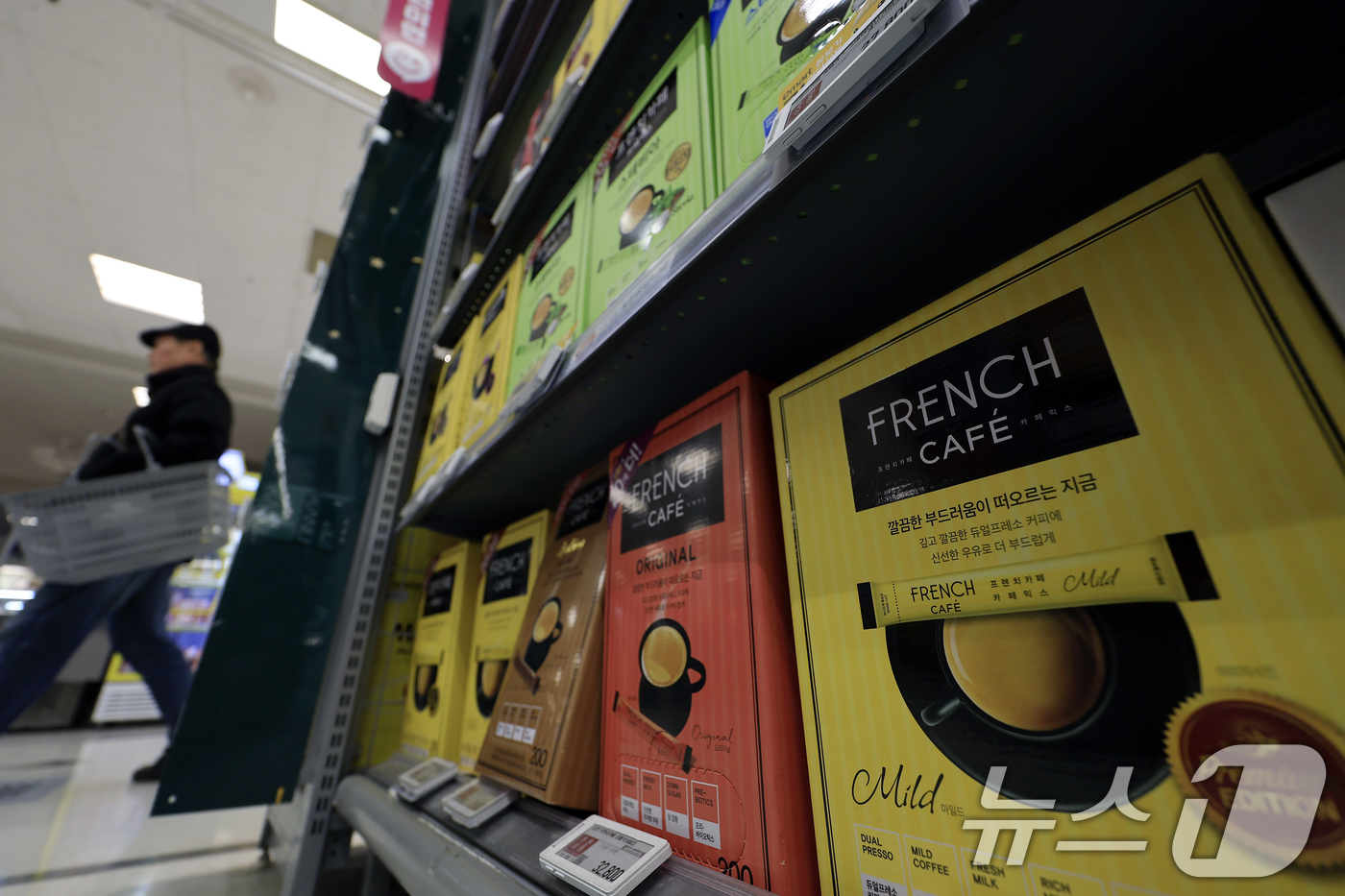 (서울=뉴스1) 박정호 기자 = 19일 서울 시내의 한 대형마트를 찾은 고객들이 장을 보고 있다.한국소비자단체협의회 물가감시센터는 이날 2025년 4분기 생활필수품 가격조사 분석 …