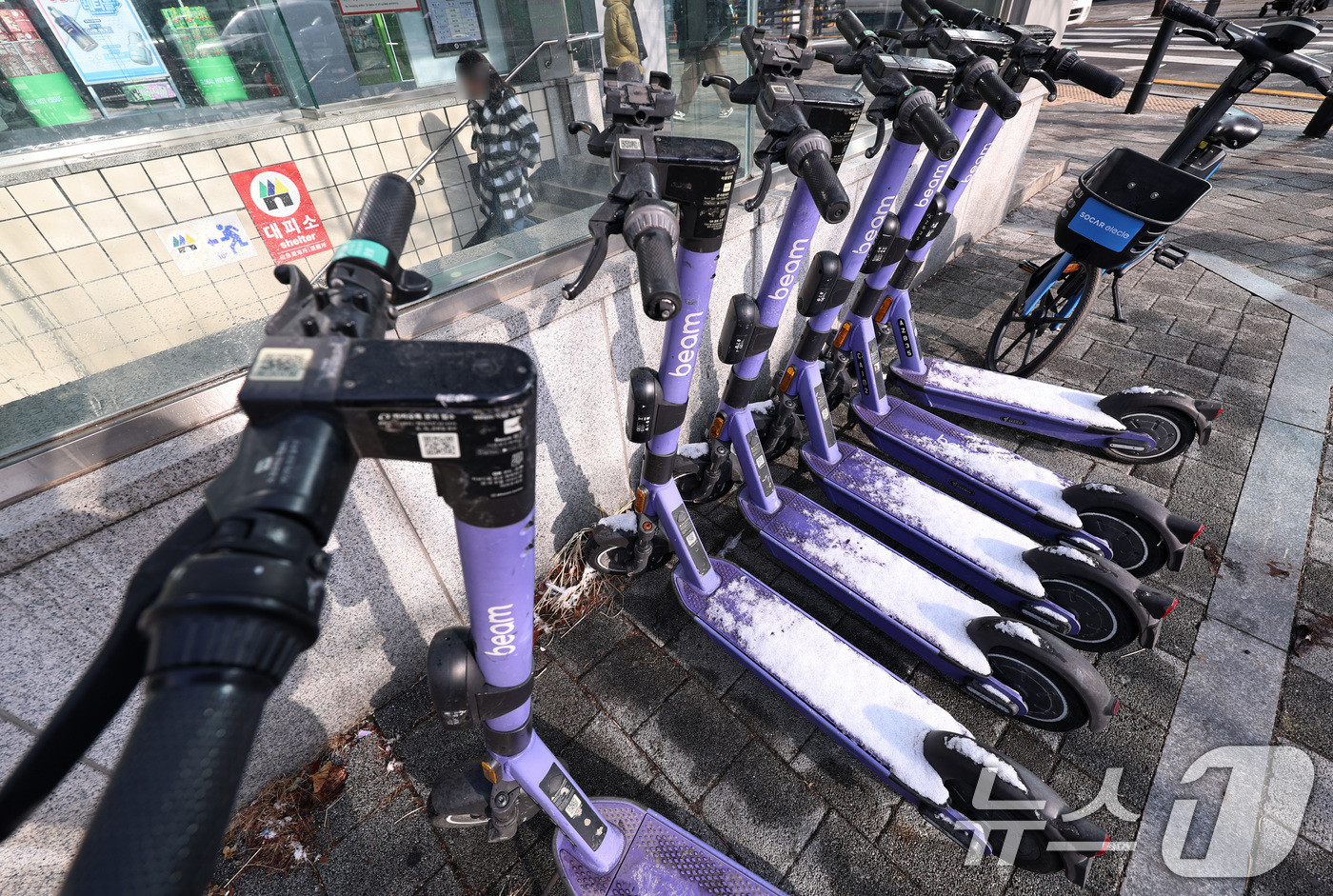 (서울=뉴스1) 구윤성 기자 = 19일 서울 서대문구 신촌역 인근에 전동킥보드가 세워져 있다.서울시에 따르면 전동킥보드를 대여할 때 운전면허증 확인을 의무화하는 내용의 ‘개인형 이 …