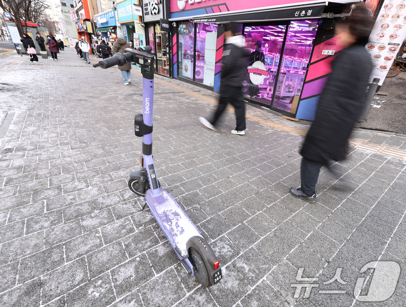 (서울=뉴스1) 구윤성 기자 = 19일 서울 서대문구 신촌거리 한복판에 전동킥보드가 세워져 있다.서울시에 따르면 전동킥보드를 대여할 때 운전면허증 확인을 의무화하는 내용의 ‘개인형 …