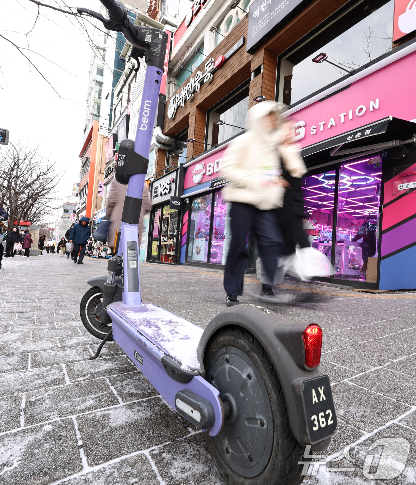 (서울=뉴스1) 구윤성 기자 = 19일 서울 서대문구 신촌거리 한복판에 전동킥보드가 세워져 있다.서울시에 따르면 전동킥보드를 대여할 때 운전면허증 확인을 의무화하는 내용의 ‘개인형 …