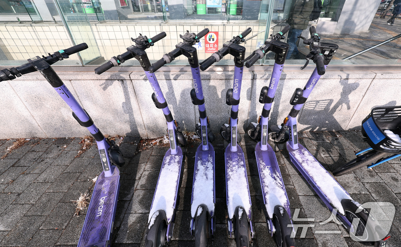 (서울=뉴스1) 구윤성 기자 = 19일 서울 서대문구 신촌역 인근에 전동킥보드가 세워져 있다.서울시에 따르면 전동킥보드를 대여할 때 운전면허증 확인을 의무화하는 내용의 ‘개인형 이 …