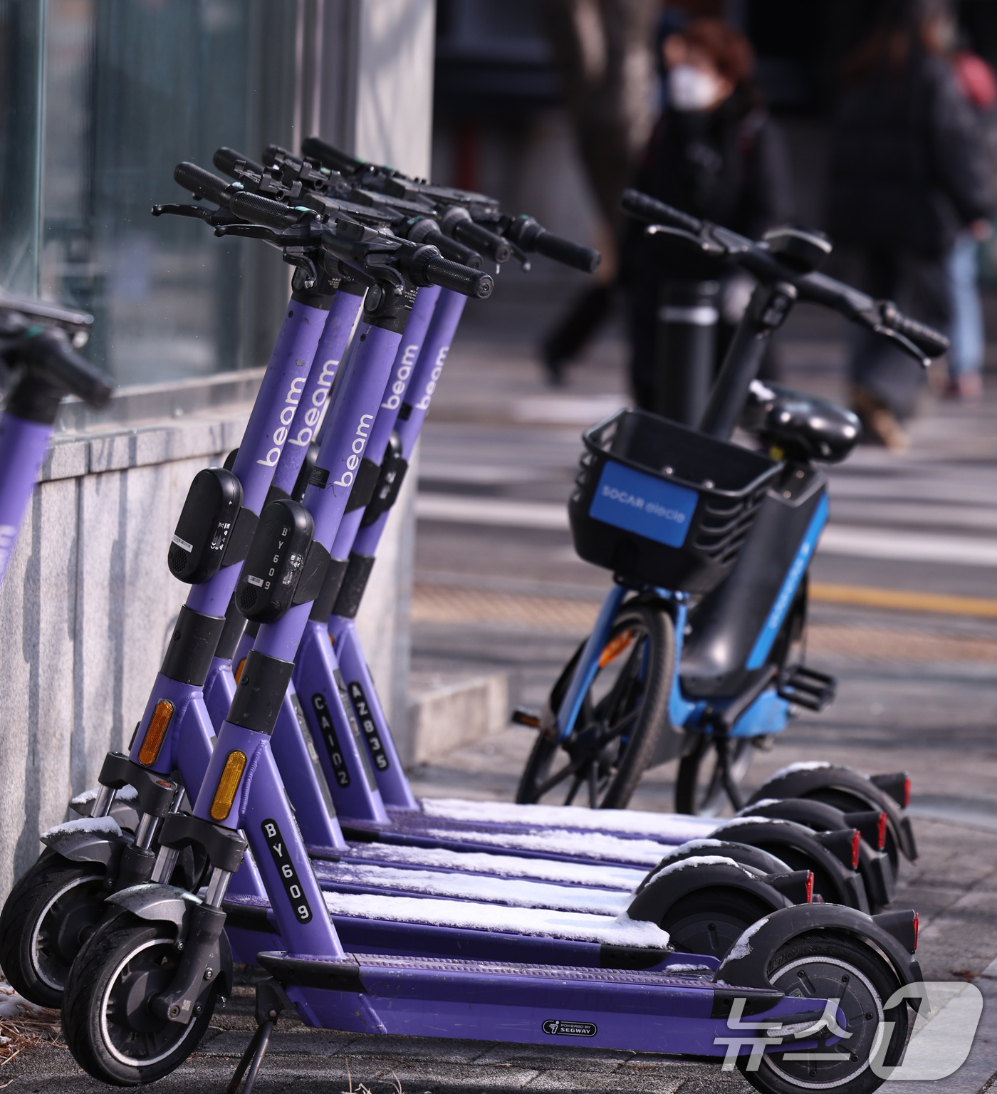 (서울=뉴스1) 구윤성 기자 = 19일 서울 서대문구 신촌역 인근에 전동킥보드가 세워져 있다.서울시에 따르면 전동킥보드를 대여할 때 운전면허증 확인을 의무화하는 내용의 ‘개인형 이 …