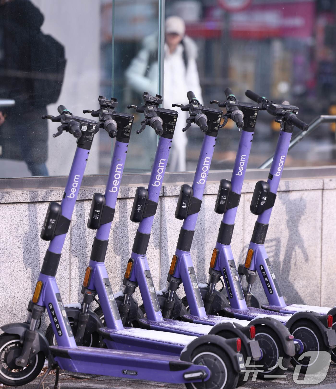 (서울=뉴스1) 구윤성 기자 = 19일 서울 서대문구 신촌역 인근에 전동킥보드가 세워져 있다.서울시에 따르면 전동킥보드를 대여할 때 운전면허증 확인을 의무화하는 내용의 ‘개인형 이 …