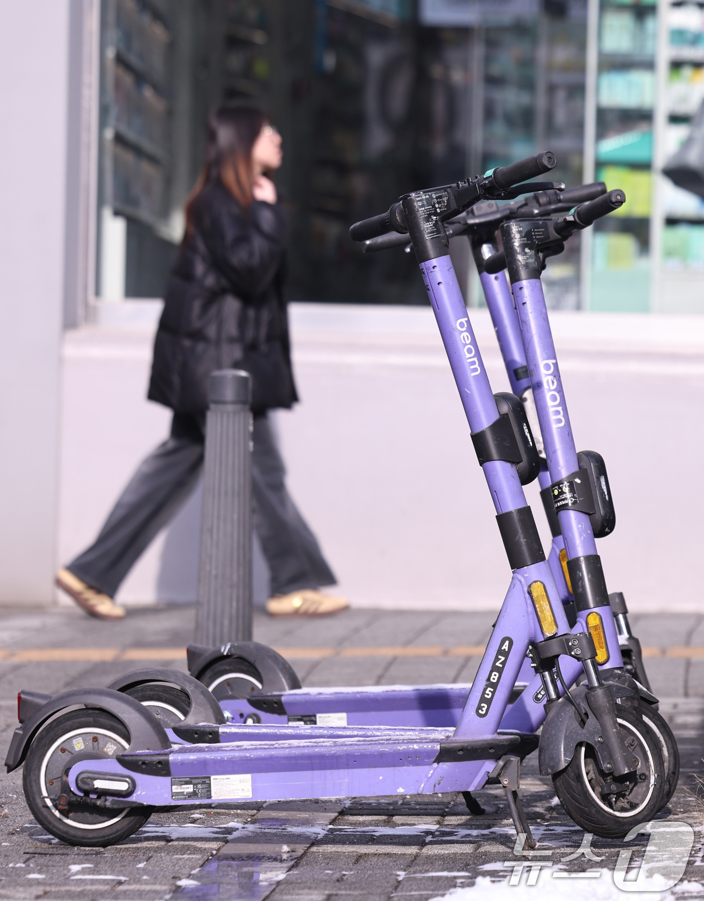 (서울=뉴스1) 구윤성 기자 = 19일 서울 서대문구 신촌역 인근에 전동킥보드가 세워져 있다.서울시에 따르면 전동킥보드를 대여할 때 운전면허증 확인을 의무화하는 내용의 ‘개인형 이 …