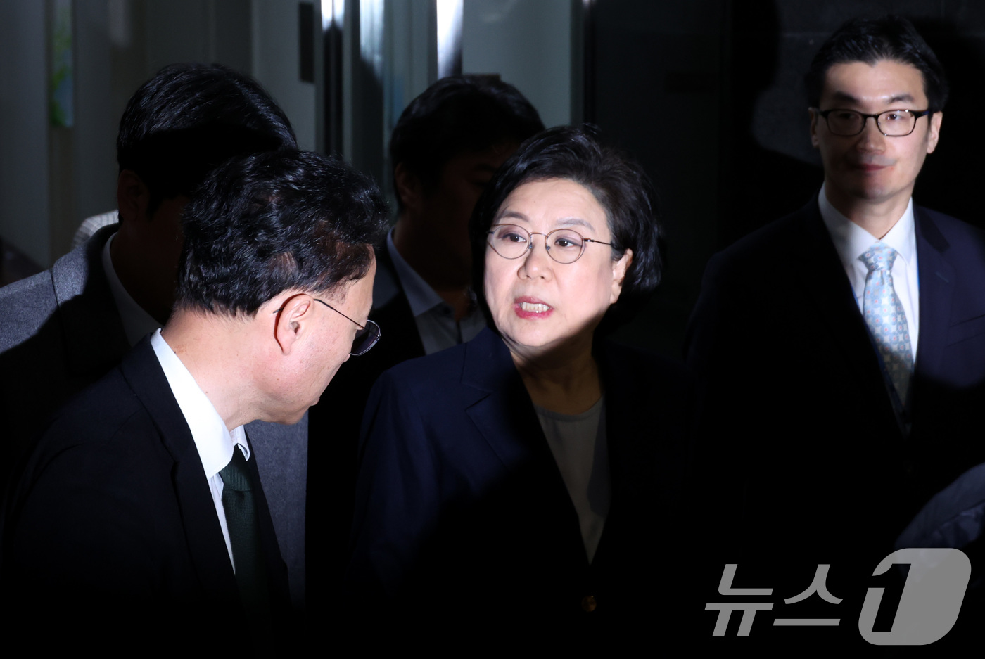 (서울=뉴스1) 신웅수 기자 = 이혜훈 기획예산처 장관 후보자가 19일 서울 여의도 국회에서 자신의 인사청문회 출석 대기를 위해 대기실로 향하고 있다. 2026.1.19/뉴스1