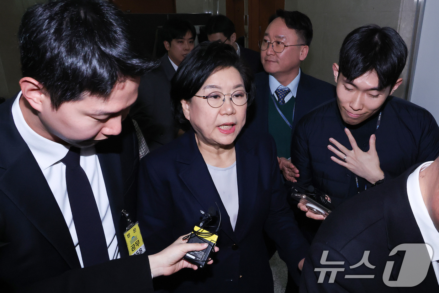 (서울=뉴스1) 신웅수 기자 = 이혜훈 기획예산처 장관 후보자가 19일 서울 여의도 국회에서 자신의 인사청문회 출석 대기를 위해 대기실로 향하고 있다. 2026.1.19/뉴스1