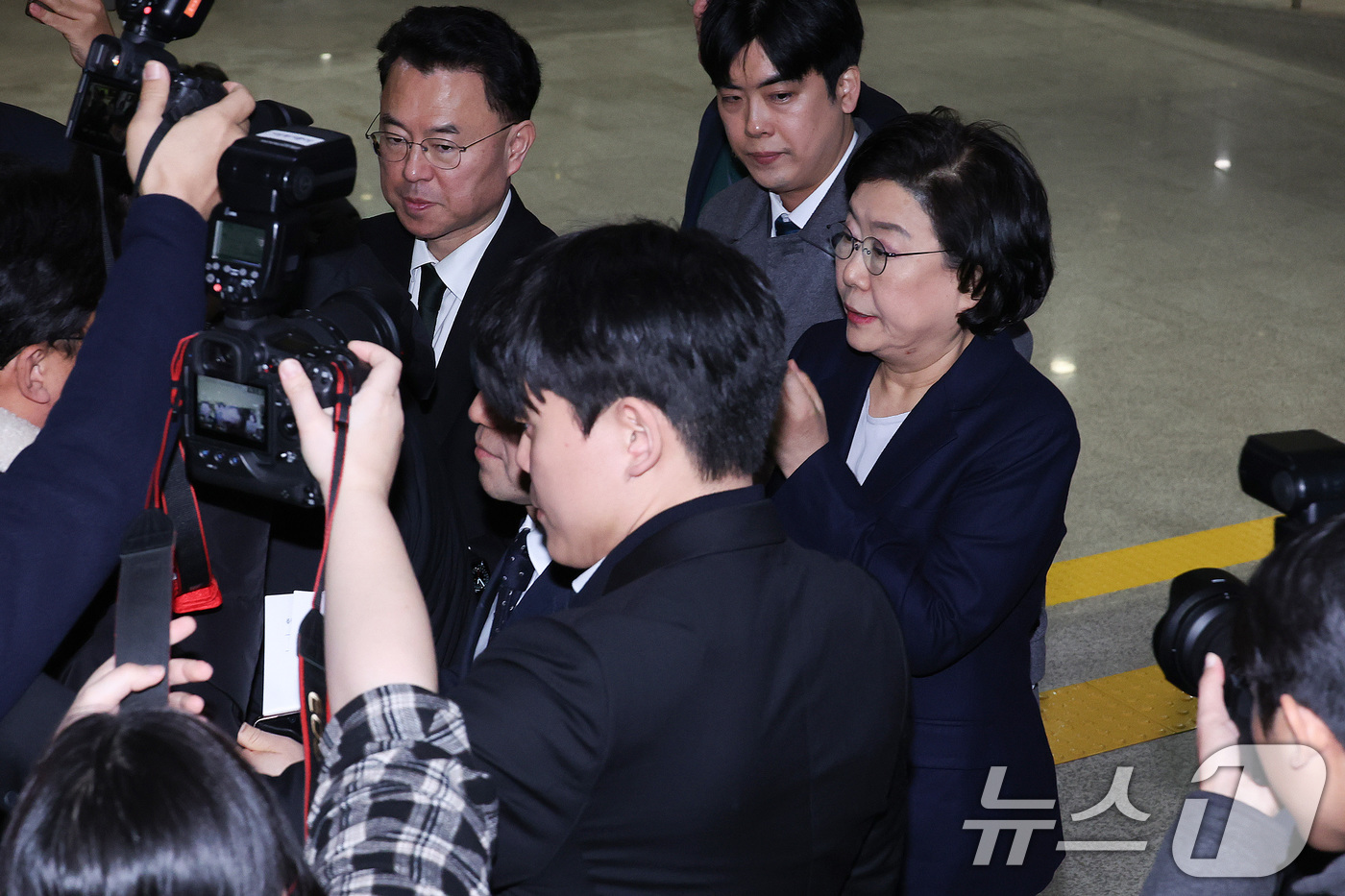 (서울=뉴스1) 신웅수 기자 = 이혜훈 기획예산처 장관 후보자가 19일 서울 여의도 국회에서 자신의 인사청문회 출석 대기를 위해 대기실로 향하고 있다. 2026.1.19/뉴스1