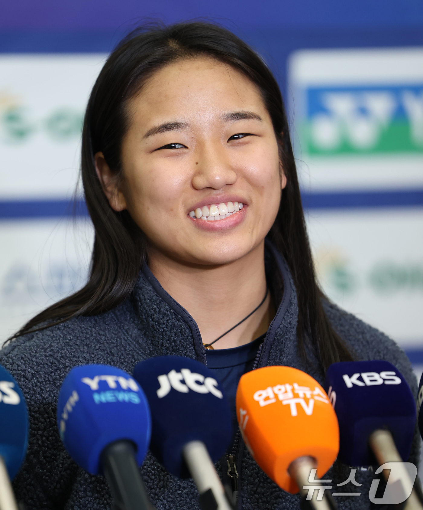 (인천공항=뉴스1) 오대일 기자 = 인도 오픈 2연패를 거두고 돌아온 '배드민턴 여제' 안세영(24·삼성생명)이 19일 오후 인천국제공항을 통해 귀국해 소감을 밝히고 있다.안세영은 …