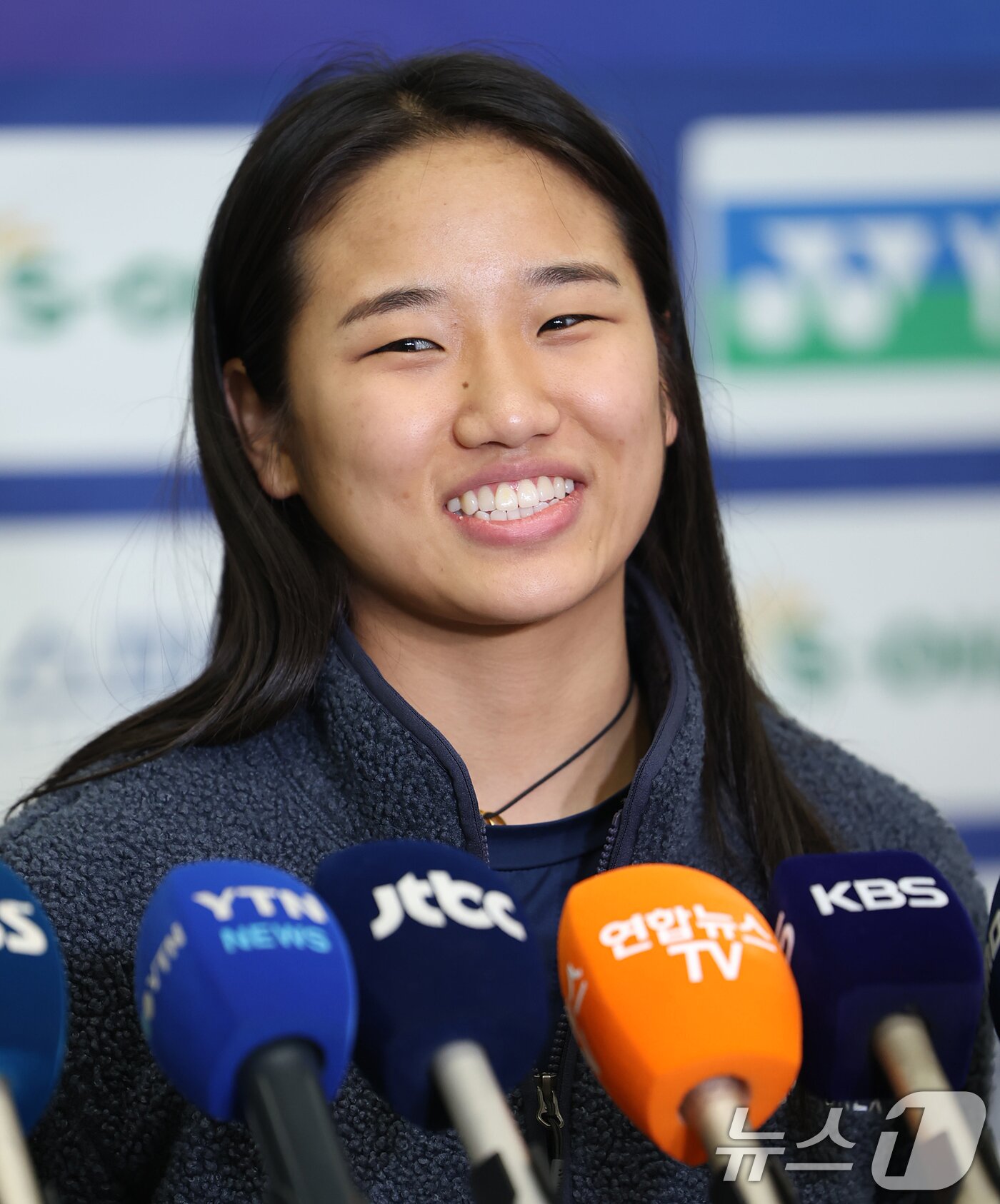 본문 이미지 - 인도 오픈 2연패를 거두고 돌아온 '배드민턴 여제' 안세영(24·삼성생명)이 19일 오후 인천국제공항을 통해 귀국해 소감을 밝히고 있다. 2026.1.19/뉴스1 ⓒ News1 오대일 기자
