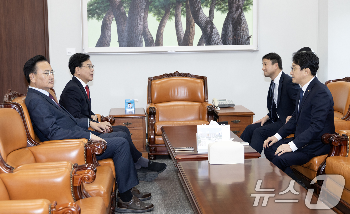 (서울=뉴스1) 이승배 기자 = 19일 서울 여의도 국회에서 한병도 더불어민주당 원내대표, 천준호 원내수석, 송언석 국민의힘 원내대표, 유상범 원내수석이 회동하고 있다. 2026. …