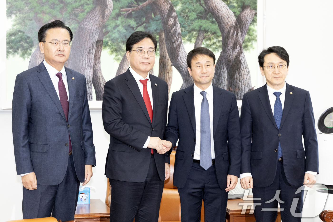(서울=뉴스1) 이승배 기자 = 19일 서울 여의도 국회에서 한병도 더불어민주당 원내대표, 천준호 원내수석, 송언석 국민의힘 원내대표, 유상범 원내수석이 회동하고 있다. 2026. …