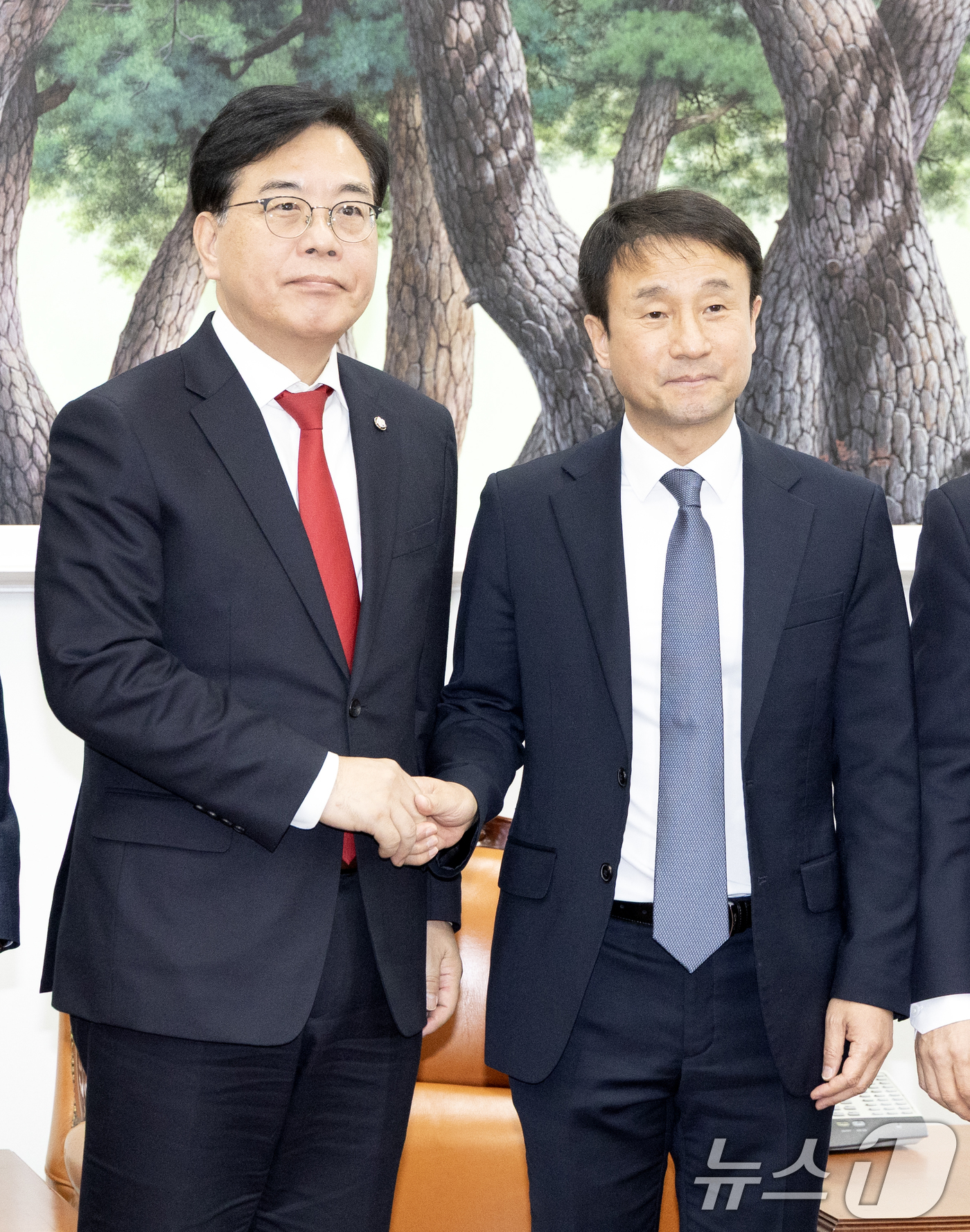 (서울=뉴스1) 이승배 기자 = 19일 서울 여의도 국회에서 한병도 더불어민주당 원내대표, 천준호 원내수석, 송언석 국민의힘 원내대표, 유상범 원내수석이 회동하고 있다. 2026. …