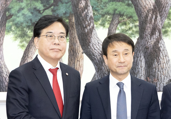 손 맞잡은 여야 원내대표