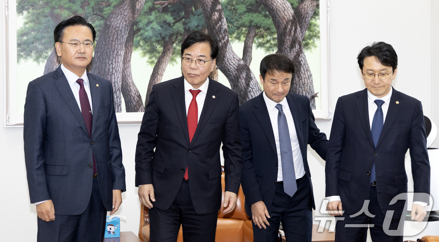 (서울=뉴스1) 이승배 기자 = 19일 서울 여의도 국회에서 한병도 더불어민주당 원내대표, 천준호 원내수석, 송언석 국민의힘 원내대표, 유상범 원내수석이 회동하고 있다. 2026. …