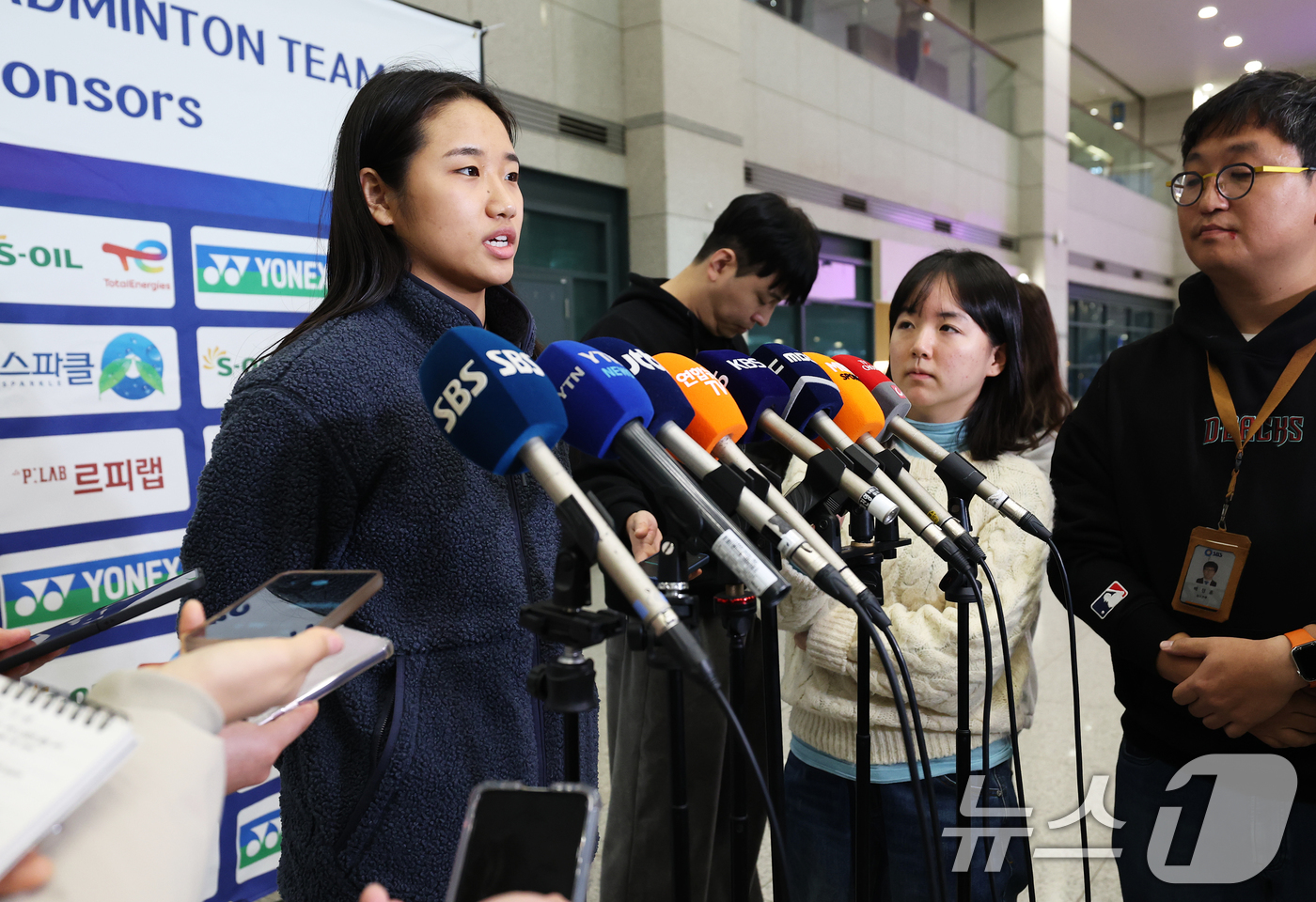 (인천공항=뉴스1) 오대일 기자 = 인도 오픈 2연패를 거두고 돌아온 '배드민턴 여제' 안세영(24·삼성생명)이 19일 오후 인천국제공항을 통해 귀국해 소감을 밝히고 있다.안세영은 …
