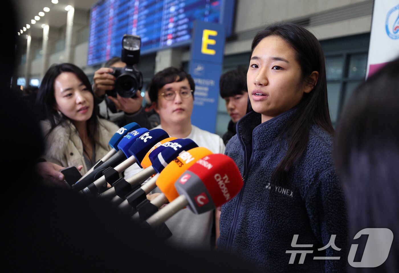 본문 이미지 - 인도 오픈 2연패를 거두고 돌아온 '배드민턴 여제' 안세영(24·삼성생명)이 19일 오후 인천국제공항을 통해 귀국해 소감을 밝히고 있다. 2026.1.19/뉴스1 ⓒ News1 오대일 기자