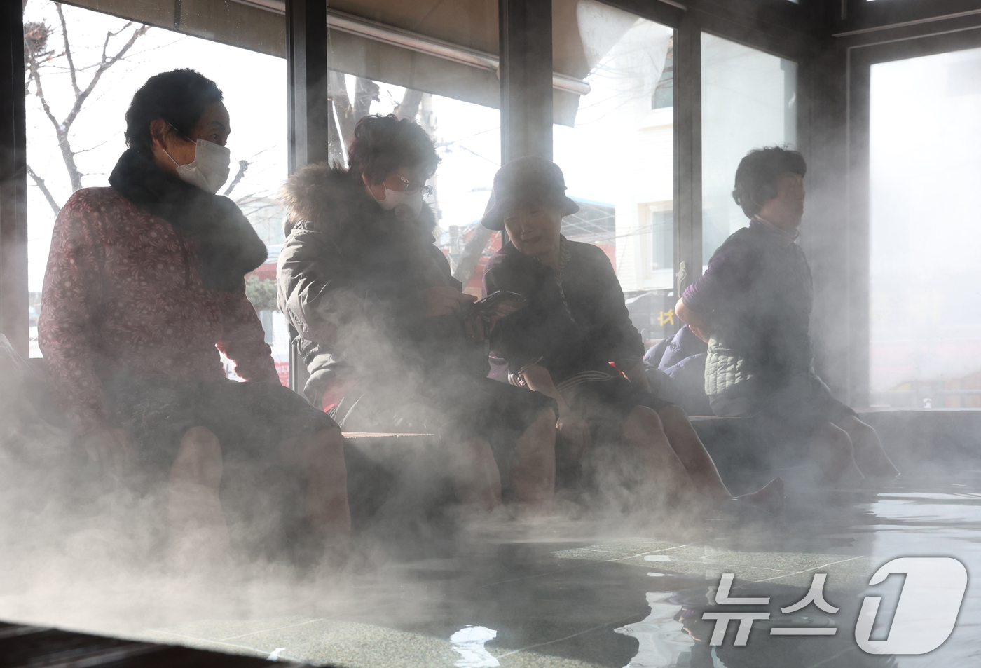 (시흥=뉴스1) 김영운 기자 = 절기상 대한(大寒)을 하루 앞둔 19일 경기 시흥시 신천동 소래어린이공원 족욕장에서 시민들이 추위를 피해 족욕을 즐기고 있다.기상청은 19일 밤부터 …