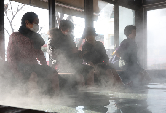 '대한 추위 속 족욕으로 건강 챙기세요'