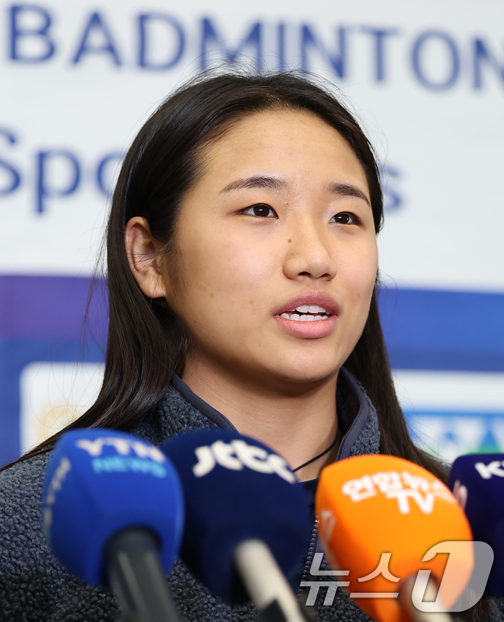 (인천공항=뉴스1) 오대일 기자 = 인도 오픈 2연패를 거두고 돌아온 '배드민턴 여제' 안세영(24·삼성생명)이 19일 오후 인천국제공항을 통해 귀국해 소감을 밝히고 있다.안세영은 …