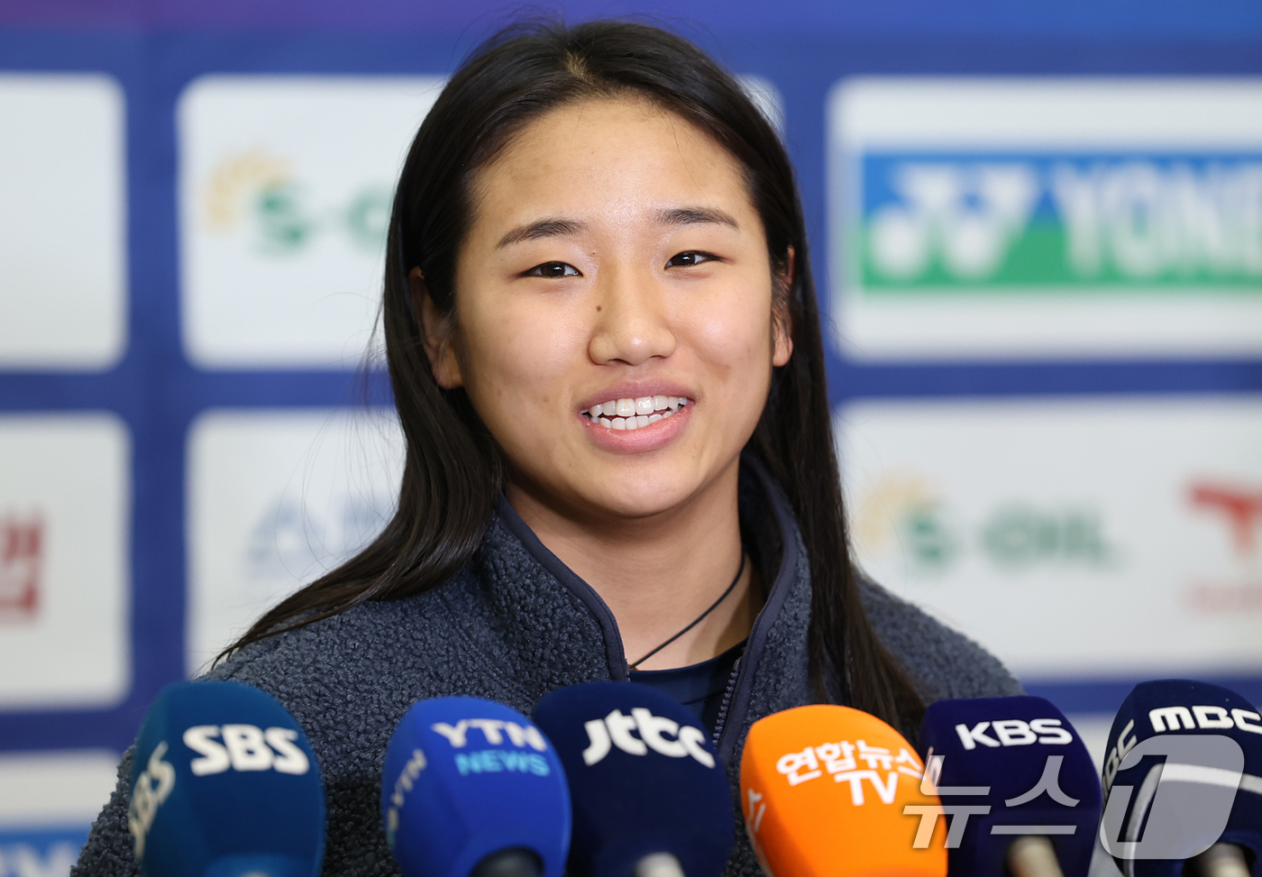 (인천공항=뉴스1) 오대일 기자 = 인도 오픈 2연패를 거두고 돌아온 '배드민턴 여제' 안세영(24·삼성생명)이 19일 오후 인천국제공항을 통해 귀국해 소감을 밝히고 있다.안세영은 …