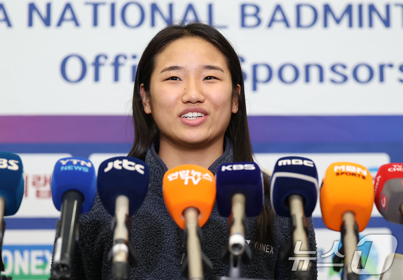 (인천공항=뉴스1) 오대일 기자 = 인도 오픈 2연패를 거두고 돌아온 '배드민턴 여제' 안세영(24·삼성생명)이 19일 오후 인천국제공항을 통해 귀국해 소감을 밝히고 있다.안세영은 …