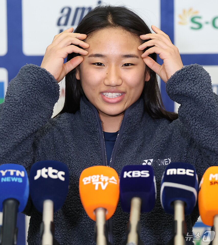 본문 이미지 - 인도 오픈 2연패를 거두고 돌아온 '배드민턴 여제' 안세영(24·삼성생명)이 19일 오후 인천국제공항을 통해 귀국해 소감을 밝히고 있다. 2026.1.19/뉴스1 ⓒ News1 오대일 기자