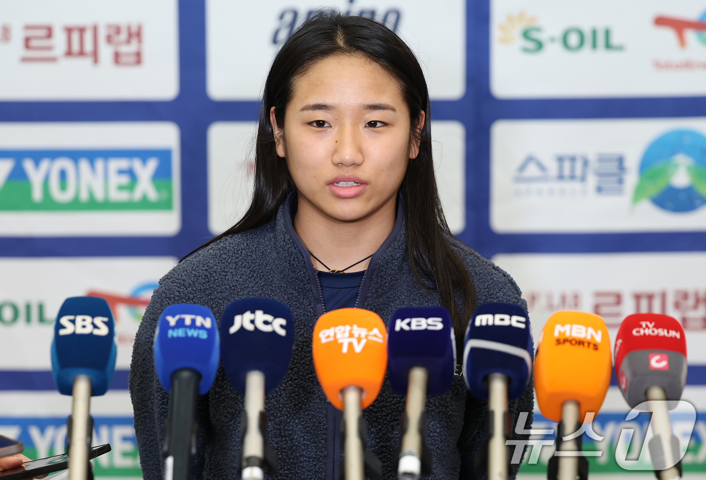 (인천공항=뉴스1) 오대일 기자 = 인도 오픈 2연패를 거두고 돌아온 '배드민턴 여제' 안세영(24·삼성생명)이 19일 오후 인천국제공항을 통해 귀국해 소감을 밝히고 있다.안세영은 …