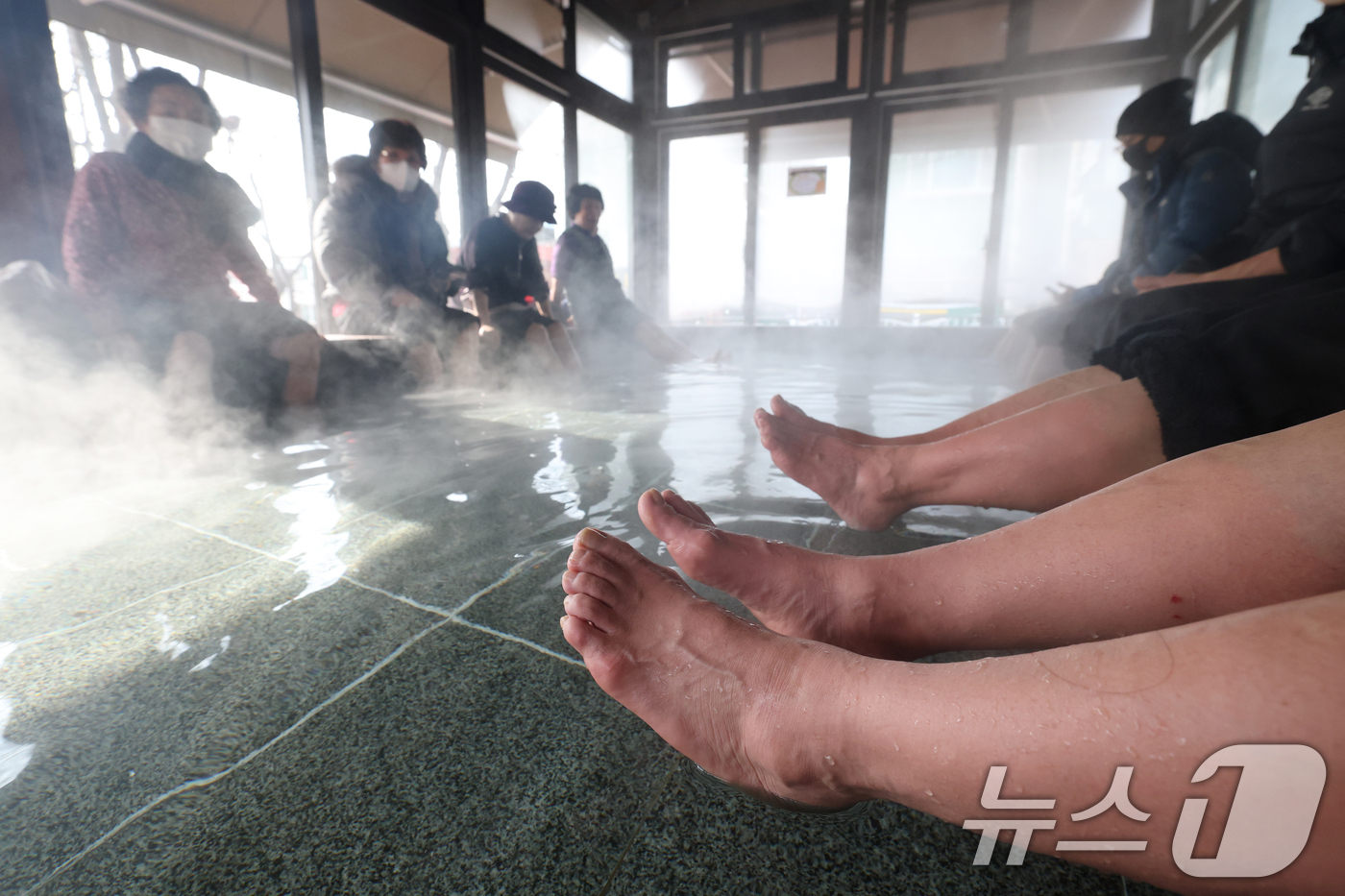 (시흥=뉴스1) 김영운 기자 = 절기상 대한(大寒)을 하루 앞둔 19일 경기 시흥시 신천동 소래어린이공원 족욕장에서 시민들이 추위를 피해 족욕을 즐기고 있다.기상청은 19일 밤부터 …