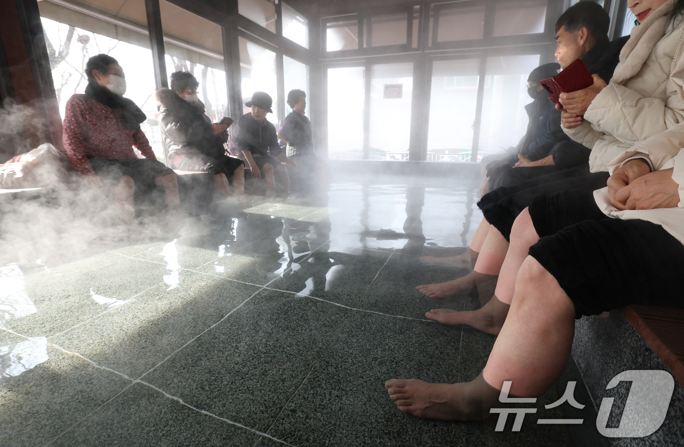 (시흥=뉴스1) 김영운 기자 = 절기상 대한(大寒)을 하루 앞둔 19일 경기 시흥시 신천동 소래어린이공원 족욕장에서 시민들이 추위를 피해 족욕을 즐기고 있다.기상청은 19일 밤부터 …