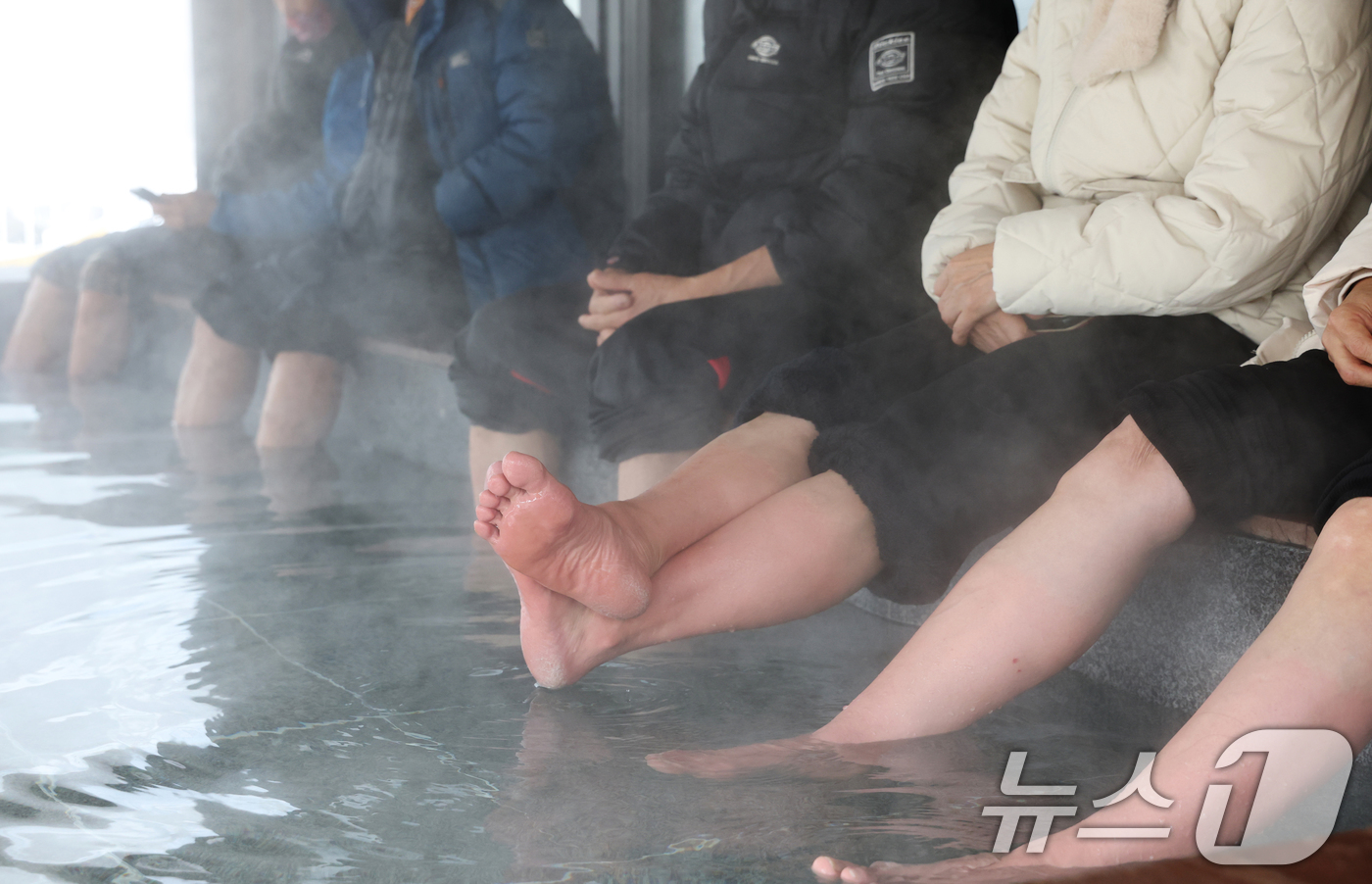 (시흥=뉴스1) 김영운 기자 = 절기상 대한(大寒)을 하루 앞둔 19일 경기 시흥시 신천동 소래어린이공원 족욕장에서 시민들이 추위를 피해 족욕을 즐기고 있다.기상청은 19일 밤부터 …