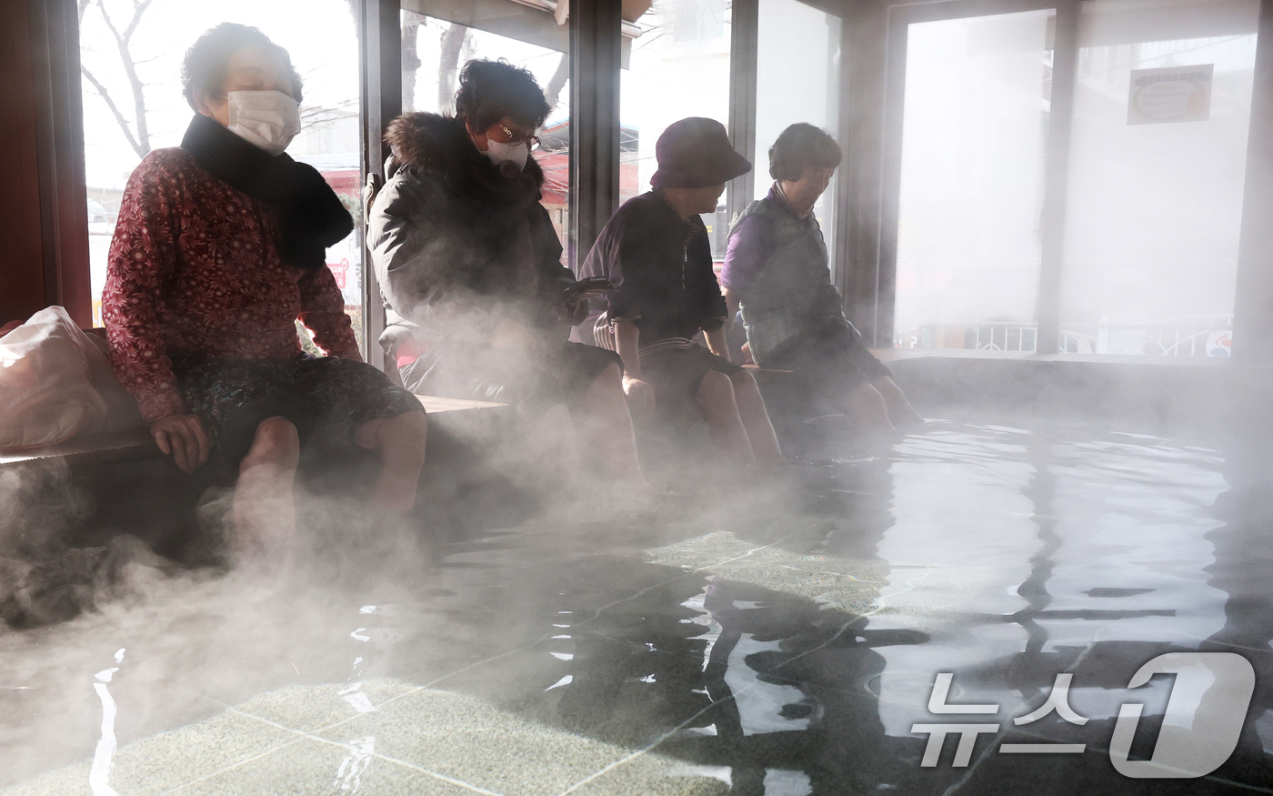 (시흥=뉴스1) 김영운 기자 = 절기상 대한(大寒)을 하루 앞둔 19일 경기 시흥시 신천동 소래어린이공원 족욕장에서 시민들이 추위를 피해 족욕을 즐기고 있다.기상청은 19일 밤부터 …