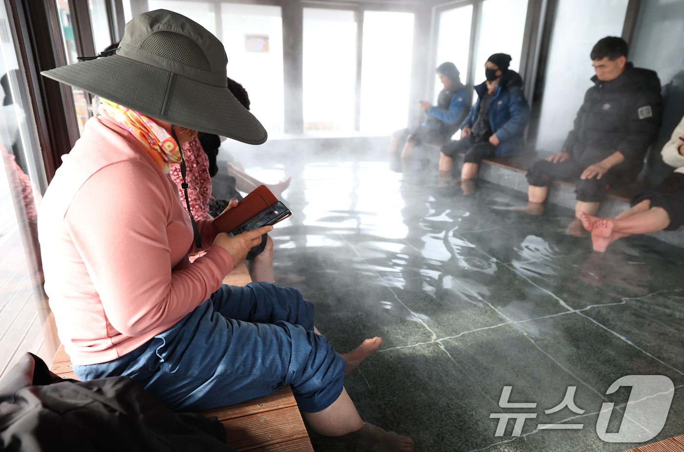 (시흥=뉴스1) 김영운 기자 = 절기상 대한(大寒)을 하루 앞둔 19일 경기 시흥시 신천동 소래어린이공원 족욕장에서 시민들이 추위를 피해 족욕을 즐기고 있다.기상청은 19일 밤부터 …