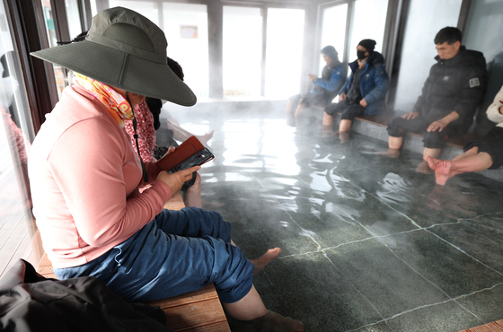 추위 피해 족욕 즐기는 시민들