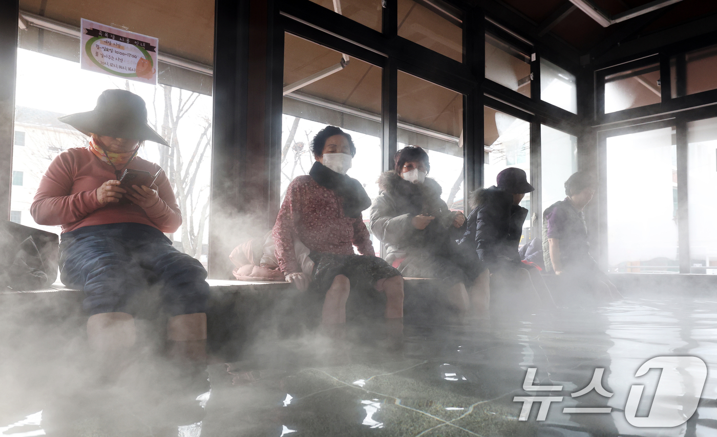 (시흥=뉴스1) 김영운 기자 = 절기상 대한(大寒)을 하루 앞둔 19일 경기 시흥시 신천동 소래어린이공원 족욕장에서 시민들이 추위를 피해 족욕을 즐기고 있다.기상청은 19일 밤부터 …