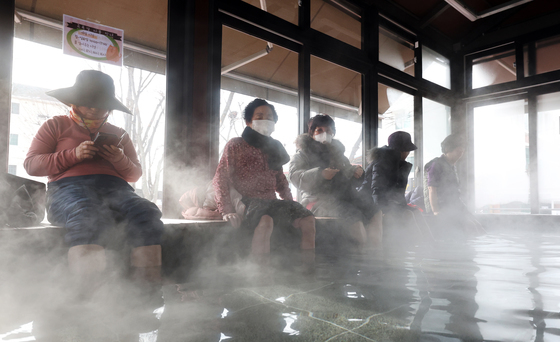 추위 피해 족욕 즐기는 시민들