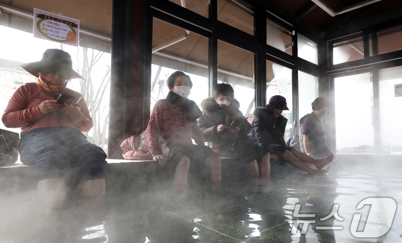 (시흥=뉴스1) 김영운 기자 = 절기상 대한(大寒)을 하루 앞둔 19일 경기 시흥시 신천동 소래어린이공원 족욕장에서 시민들이 추위를 피해 족욕을 즐기고 있다.기상청은 19일 밤부터 …